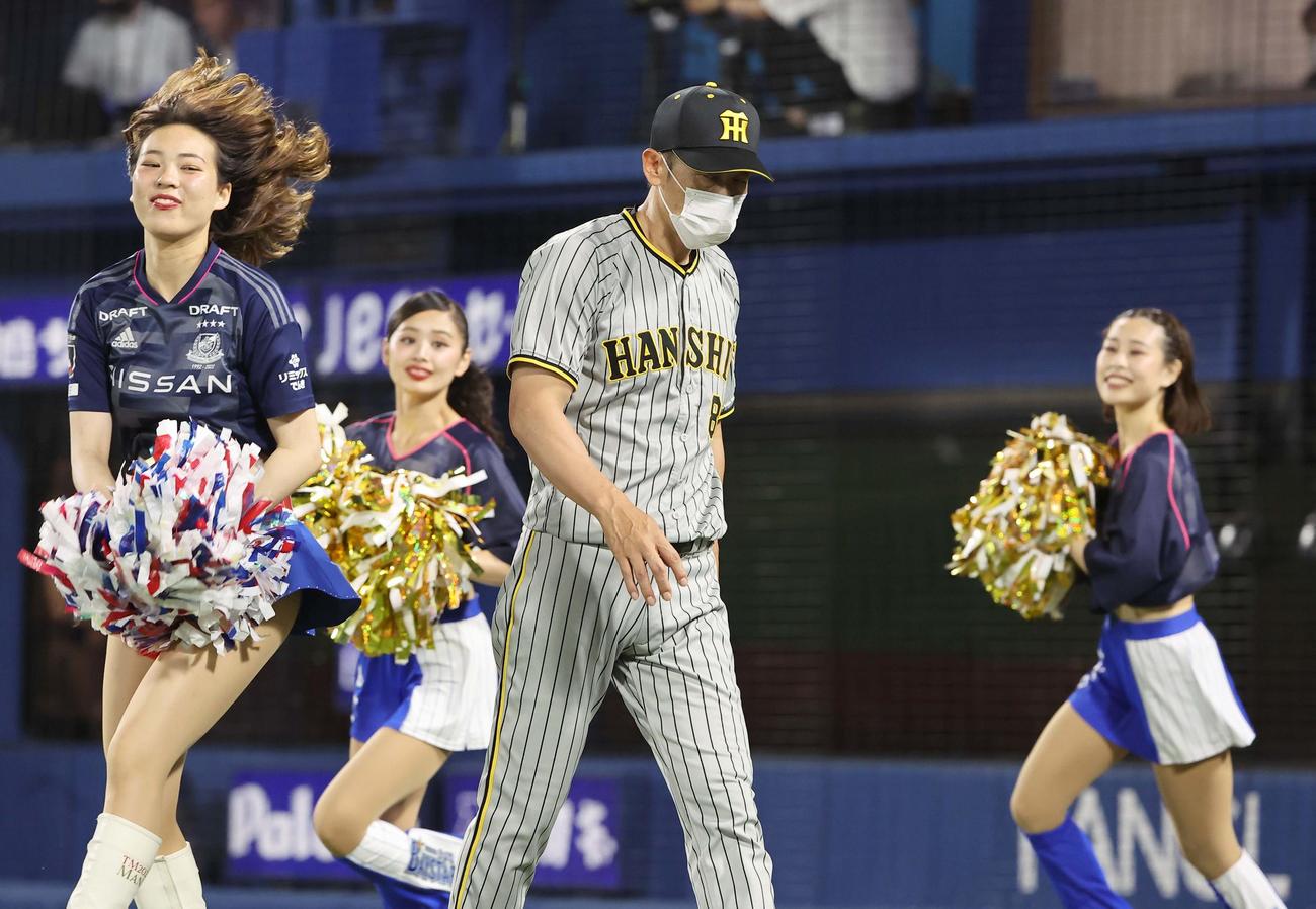 DeNA対阪神　選手交代を告げベンチに引き揚げる矢野燿大監督（撮影・上田博志）