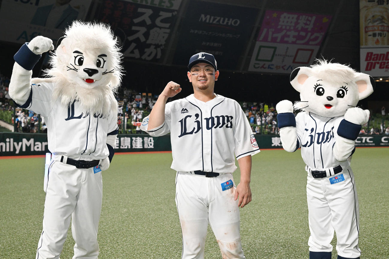 西武対日本ハム　試合後、ガッツポーズする西武森（撮影・滝沢徹郎）