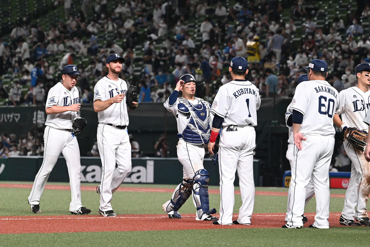 西武対日本ハム　試合に勝利しタッチを交わす森（左から3人目）ら西武の選手たち（撮影・滝沢徹郎）