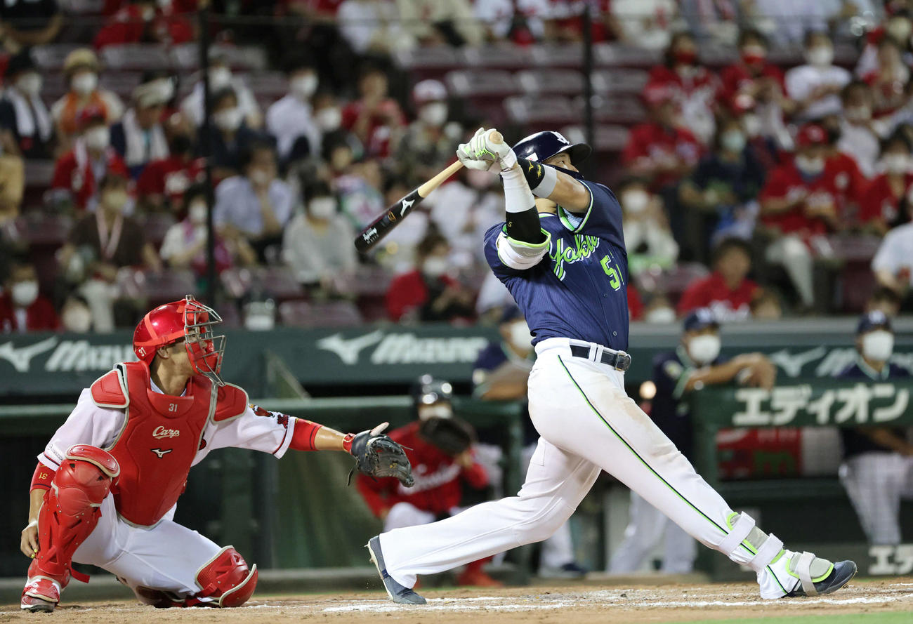 広島対ヤクルト　8回表ヤクルト無死一塁、村上は左越え2点本塁打を放つ（撮影・加藤孝規）