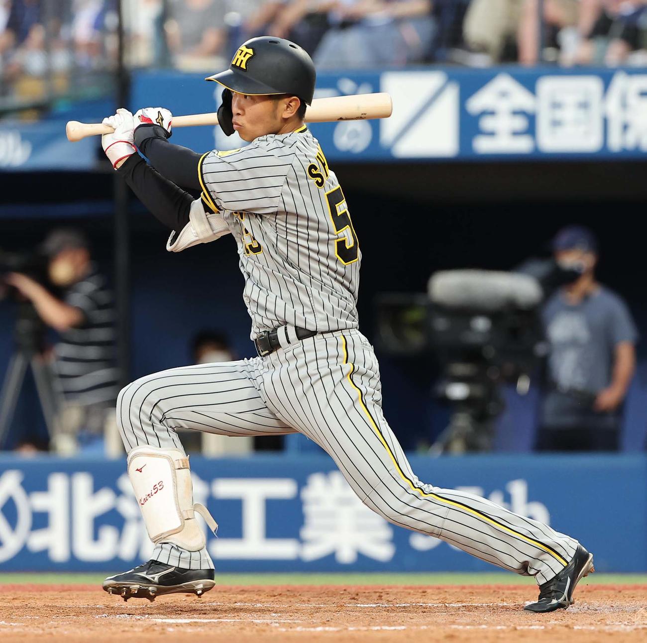 DeNA対阪神　3回表阪神1死、島田は中前打を放つ（撮影・上田博志）