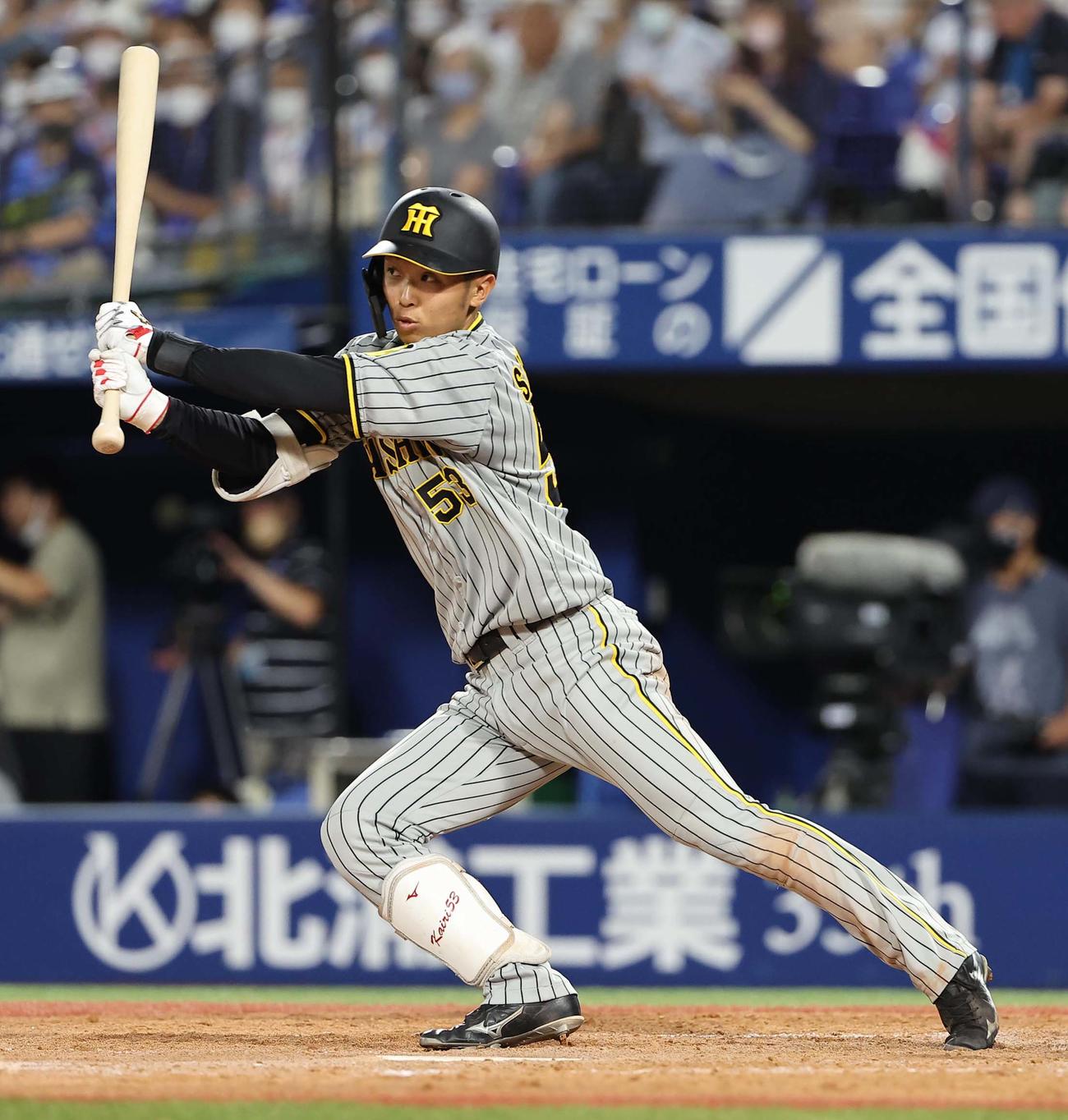 DeNA対阪神　5回表阪神2死、島田は左前打を放つ（撮影・上田博志）