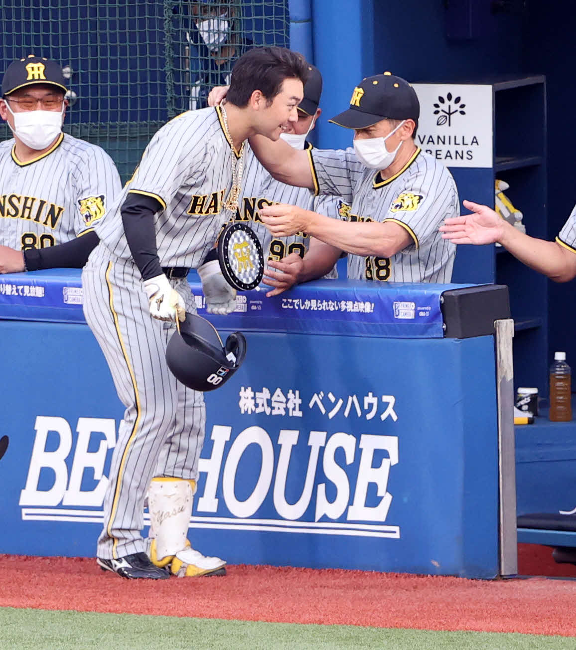 DeNA対阪神　2回表阪神1死、山本（左）は右越え本塁打を放ち、矢野監督からメダルをかけられる（撮影・浅見桂子）