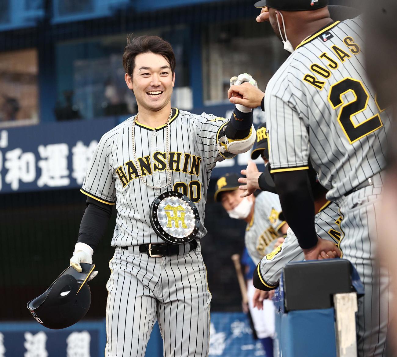 DeNA対阪神　2回表阪神1死、同点ソロ本塁打を放った山本はチームメートの出迎えに笑顔（撮影・上田博志）