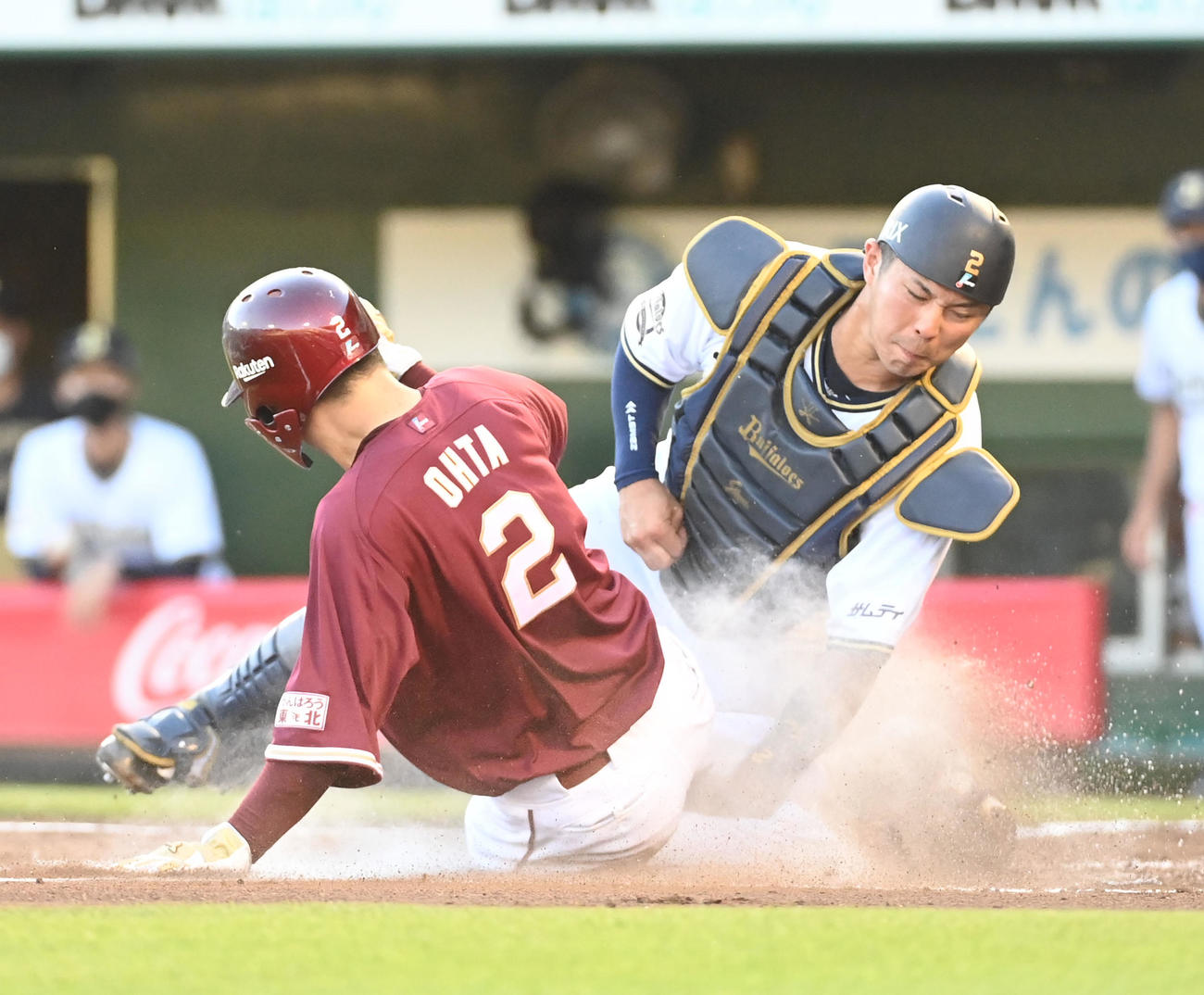 オリックス対楽天　2回表楽天2死一塁、小深田の右先制適時二塁打で生還する太田（左）。捕手若月（撮影・前岡正明）