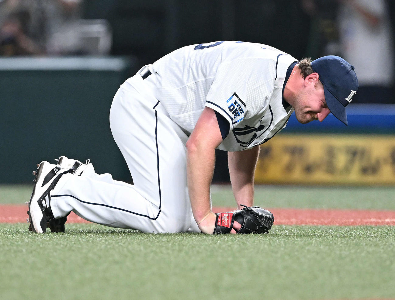 西武対日本ハム　5回表日本ハム2死、清宮の打球が当たり苦痛の表情のエンス（撮影・滝沢徹郎）