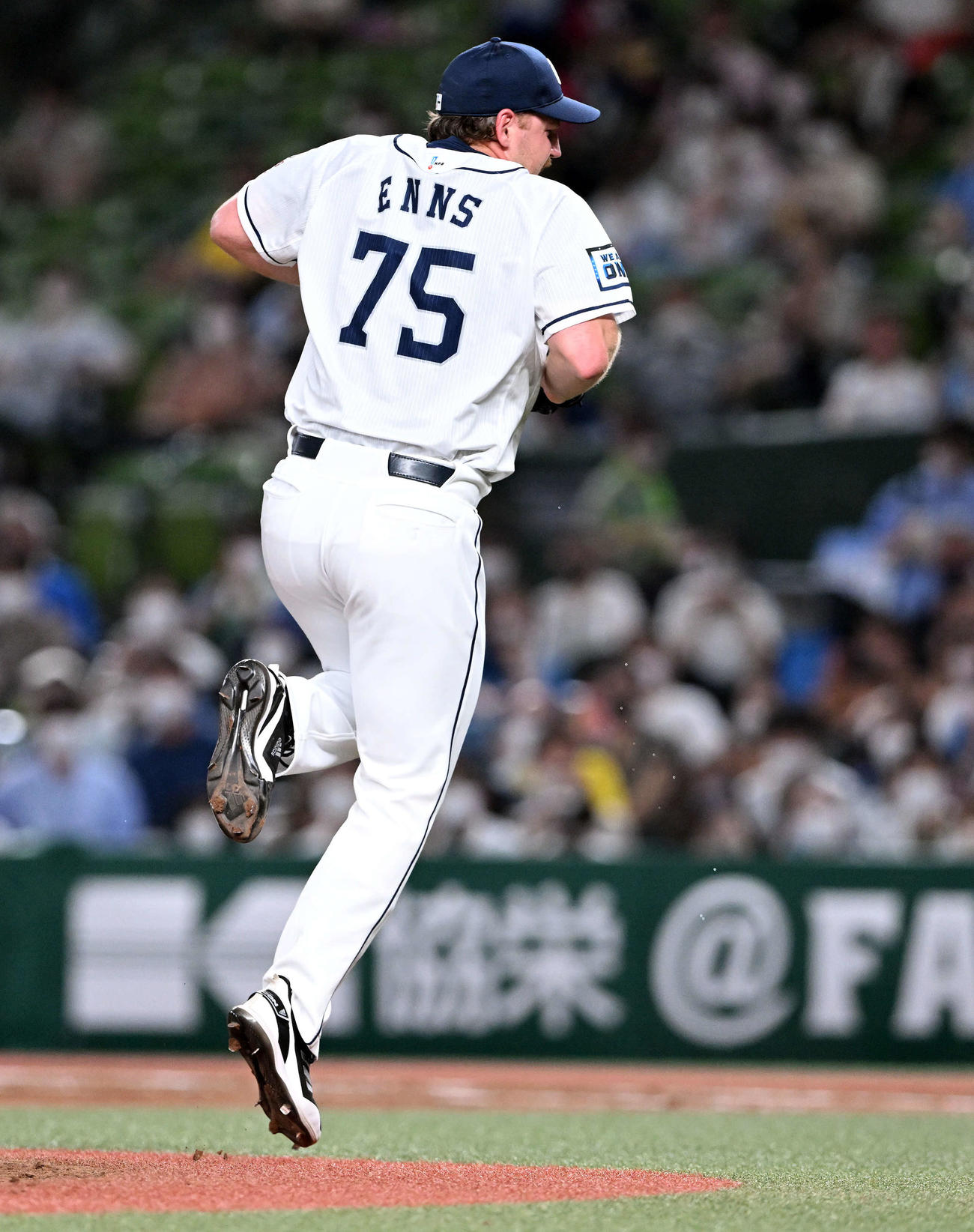 西武対日本ハム　5回表日本ハム2死、清宮の打球が当たりジャンプして痛がるエンス（撮影・滝沢徹郎）