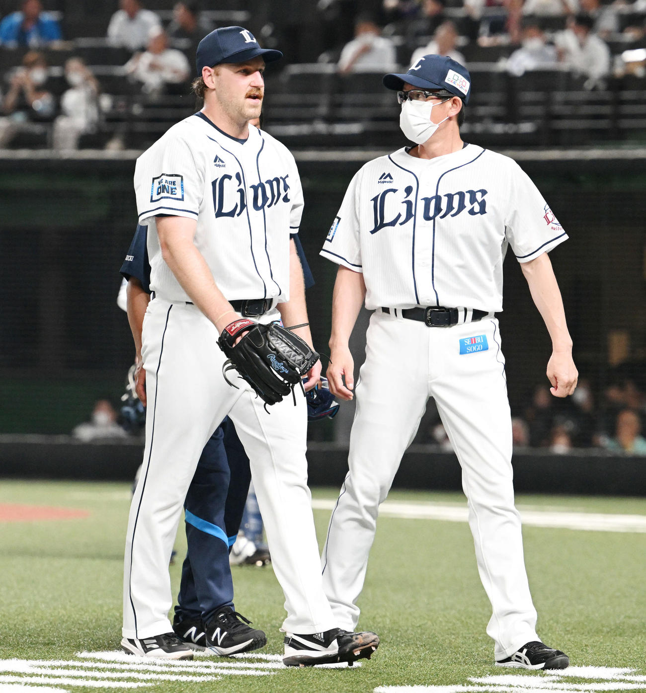 西武対日本ハム　5回表日本ハム2死、清宮の打球が当たりベンチへ引き揚げるエンス（左）（撮影・滝沢徹郎）