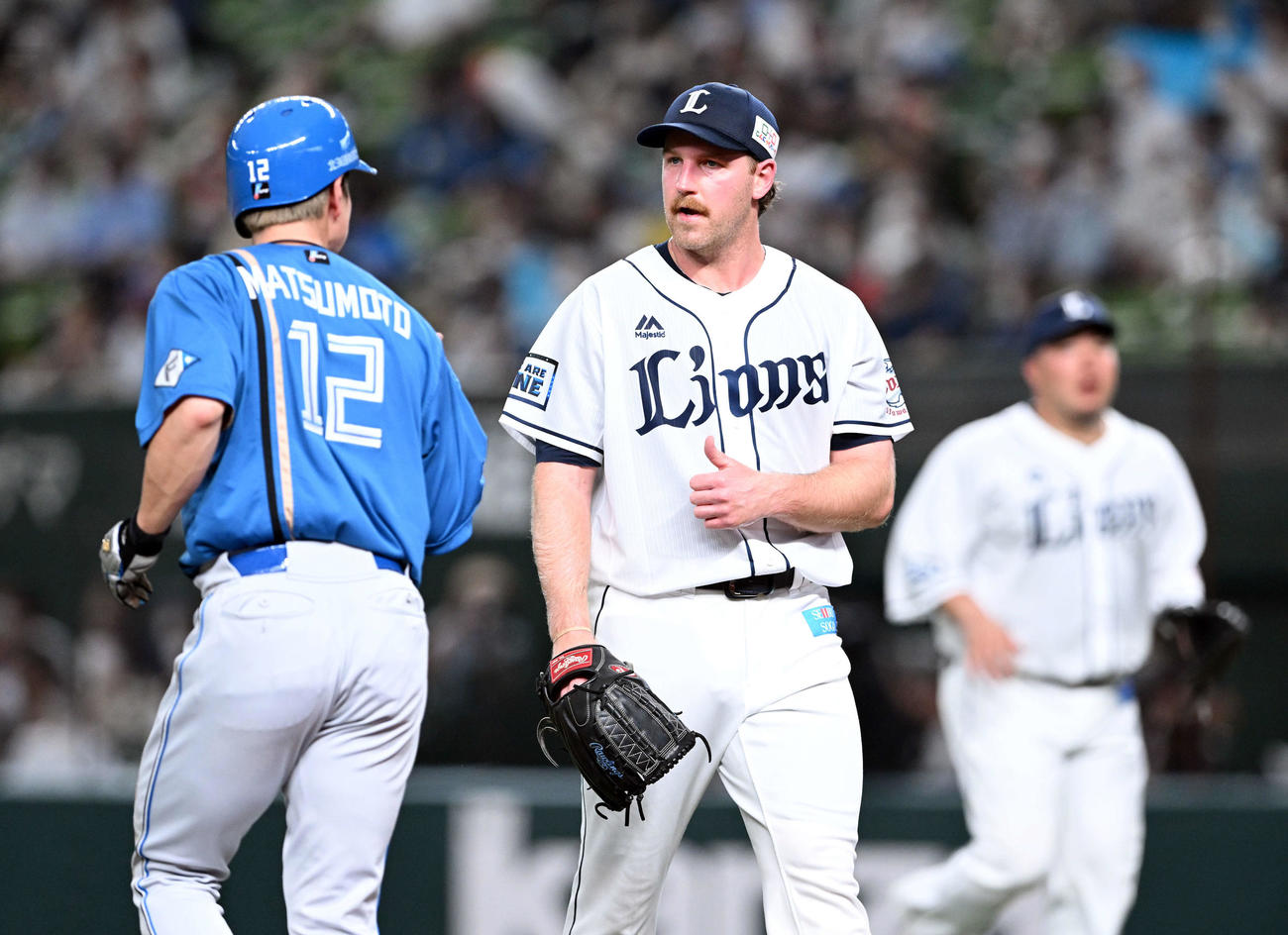 西武対日本ハム　1回表、中前打を放った日本ハム松本剛（左）にサムズアップする西武先発のエンス（撮影・滝沢徹郎）