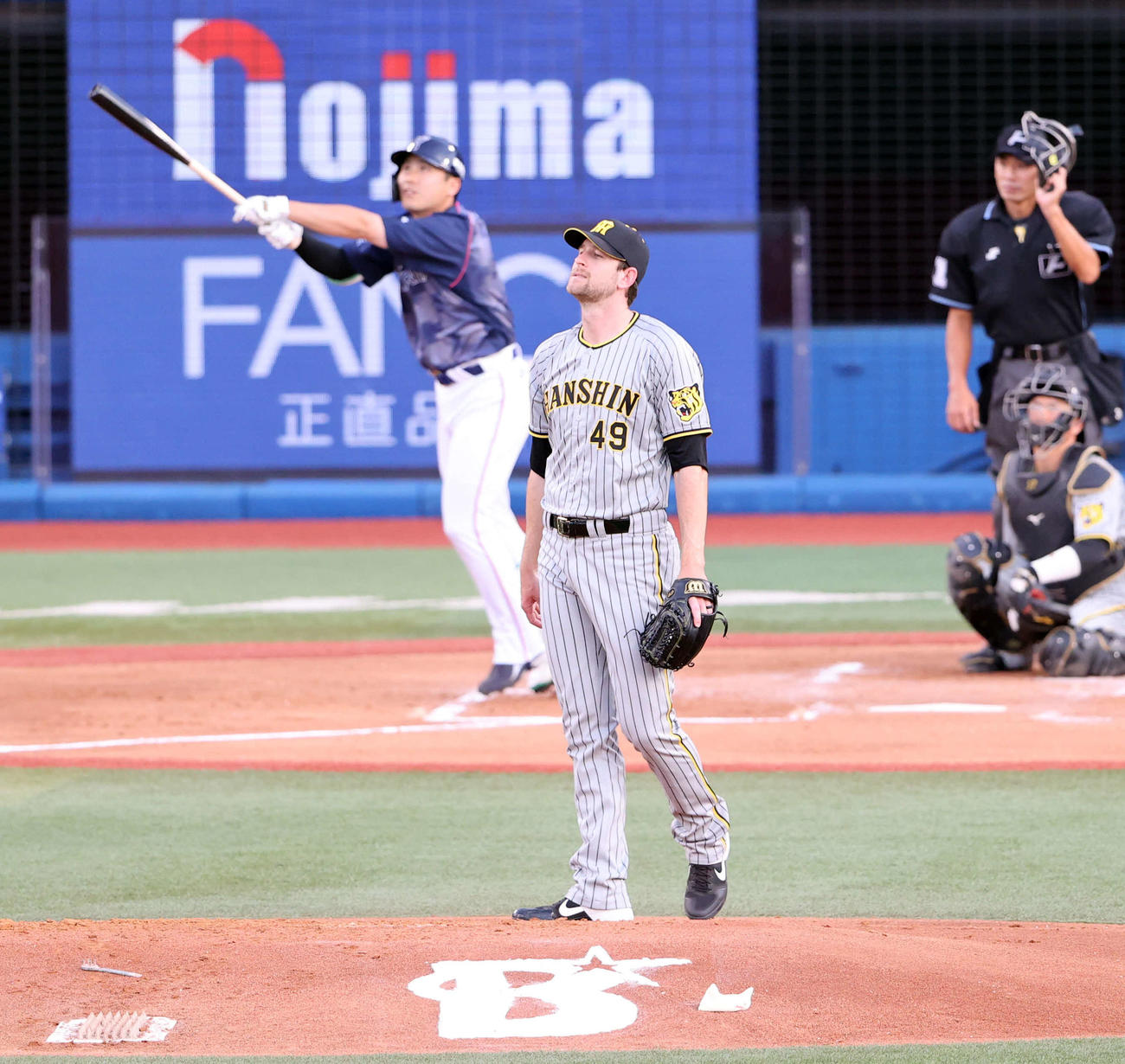 DeNA対阪神　1回裏DeNA1死一塁、佐野に2点本塁打を許し、打球を見つめるガンケル（撮影・浅見桂子）