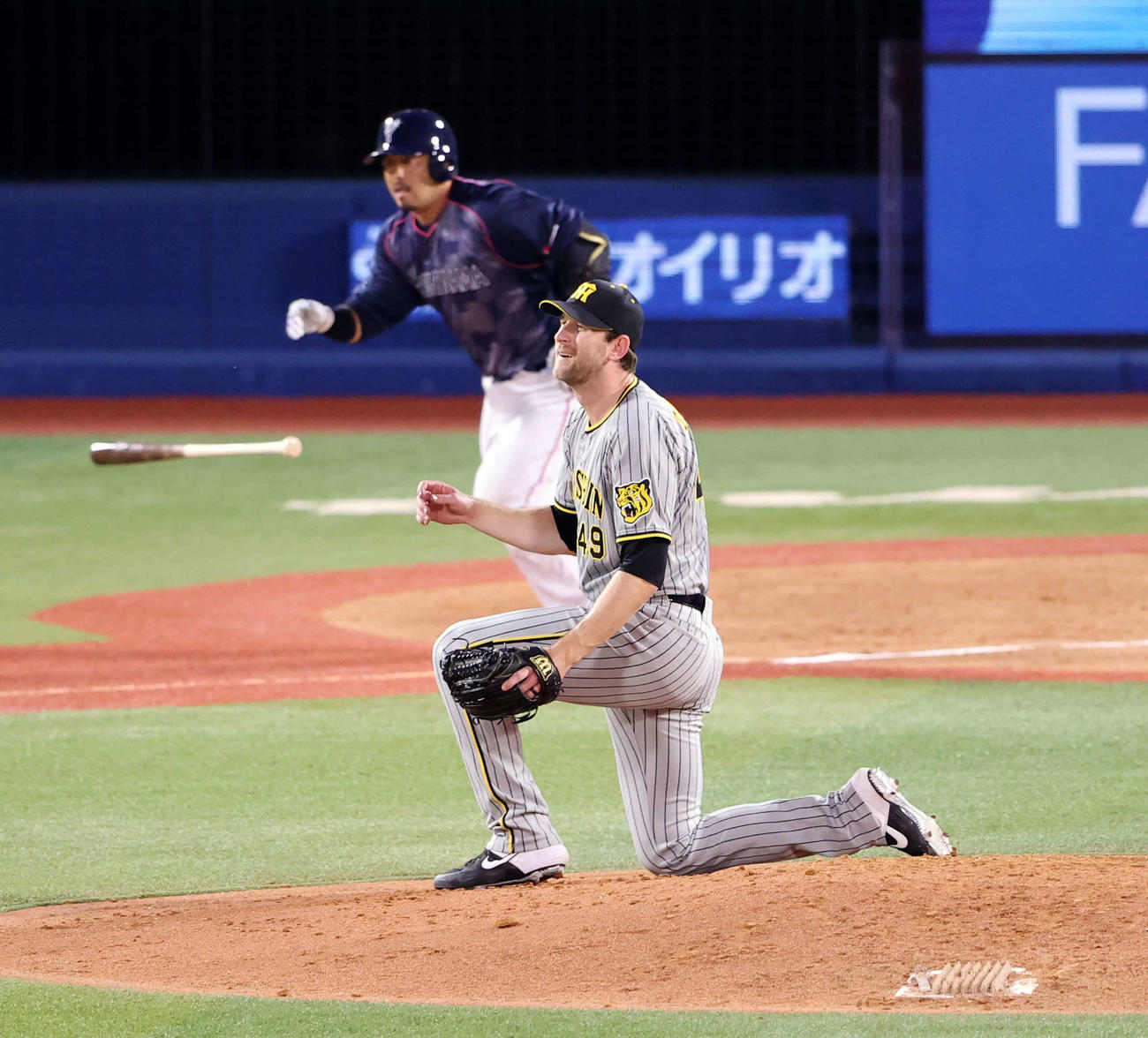 DeNA対阪神　4回裏DeNA無死一塁、宮崎に右前打を許し、ひざをつくガンケル（撮影・浅見桂子）