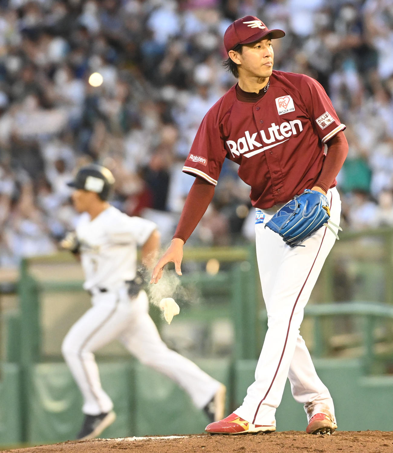 オリックス対楽天　4回裏オリックス無死一塁、吉田正に右中間へ2点本塁打を打たれがっくりする岸（撮影・前岡正明）