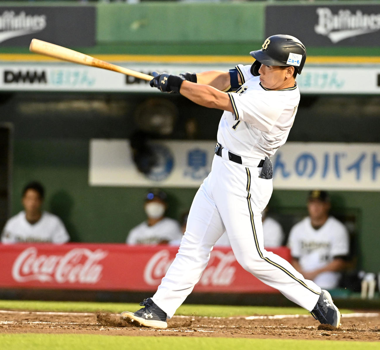 オリックス対楽天　4回裏オリックス無死一塁、吉田正は右中間に2点本塁打を放つ（撮影・前岡正明）