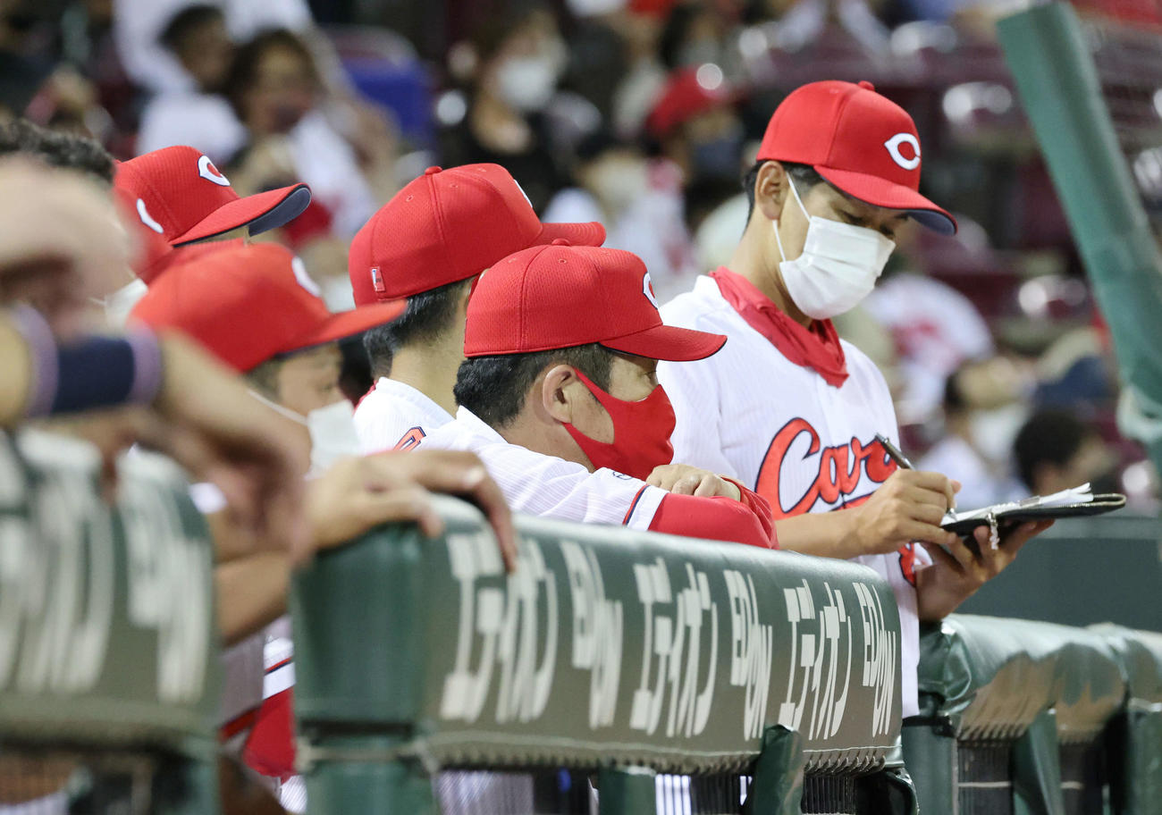 広島対ヤクルト　9回表ヤクルト、ベンチの佐々岡監督（中央）（撮影・加藤孝規）