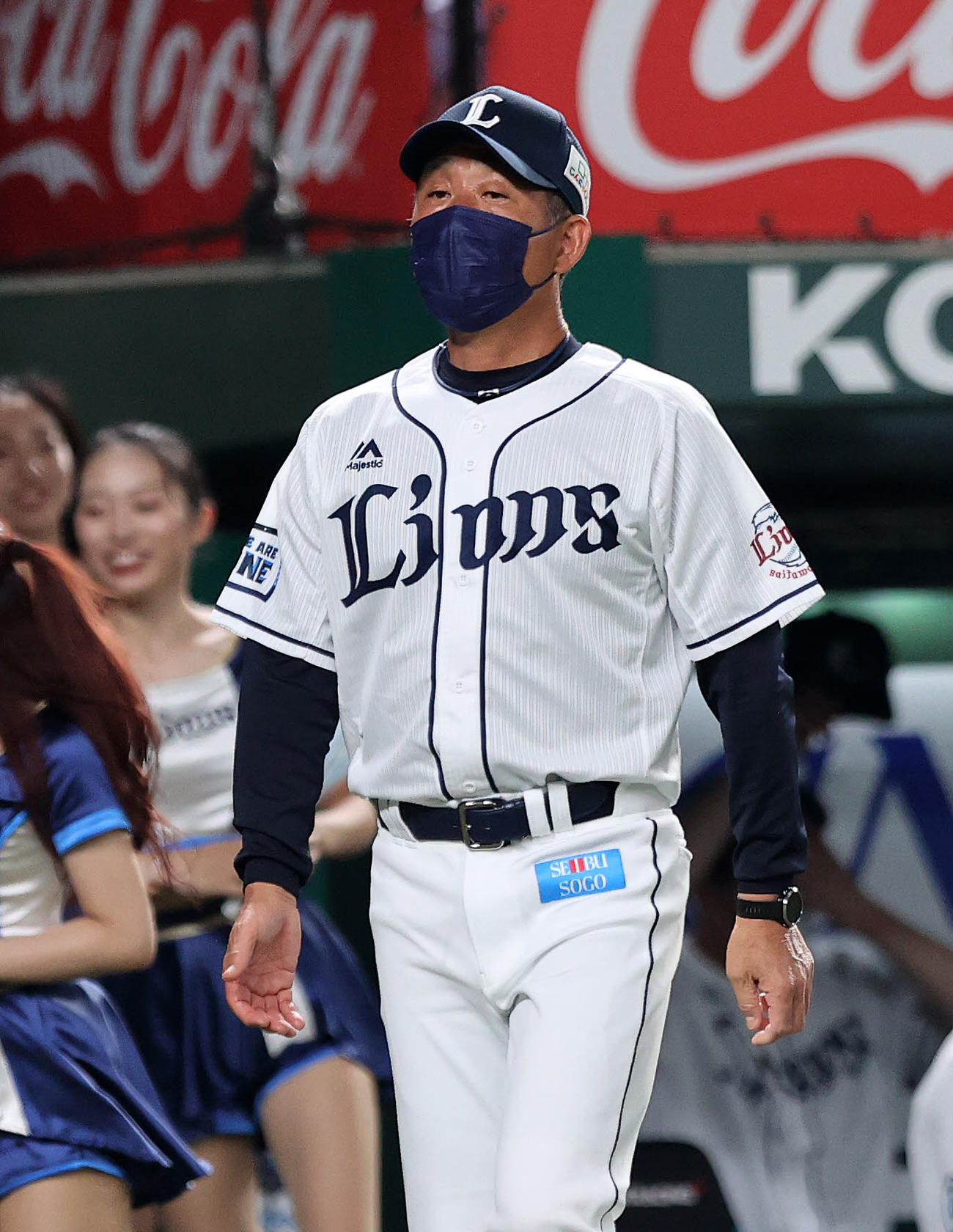 西武対日本ハム　6回表、投手交代を告げに行く西武辻監督（撮影・鈴木正人）