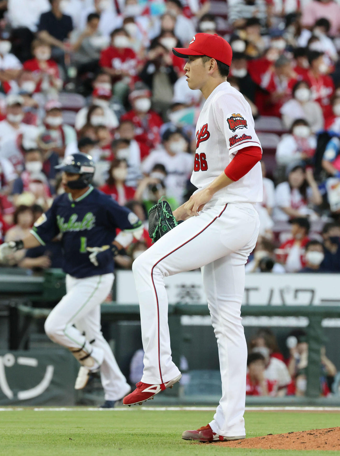 広島対ヤクルト　4回表ヤクルト無死、山田に左越え先制ソロ本塁打を許した遠藤（撮影・加藤孝規）