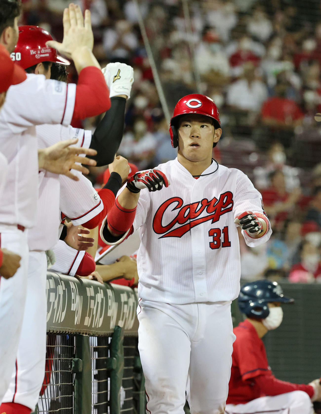 広島対ヤクルト　7回裏広島無死、右越え本塁打を放った坂倉（撮影・加藤孝規）