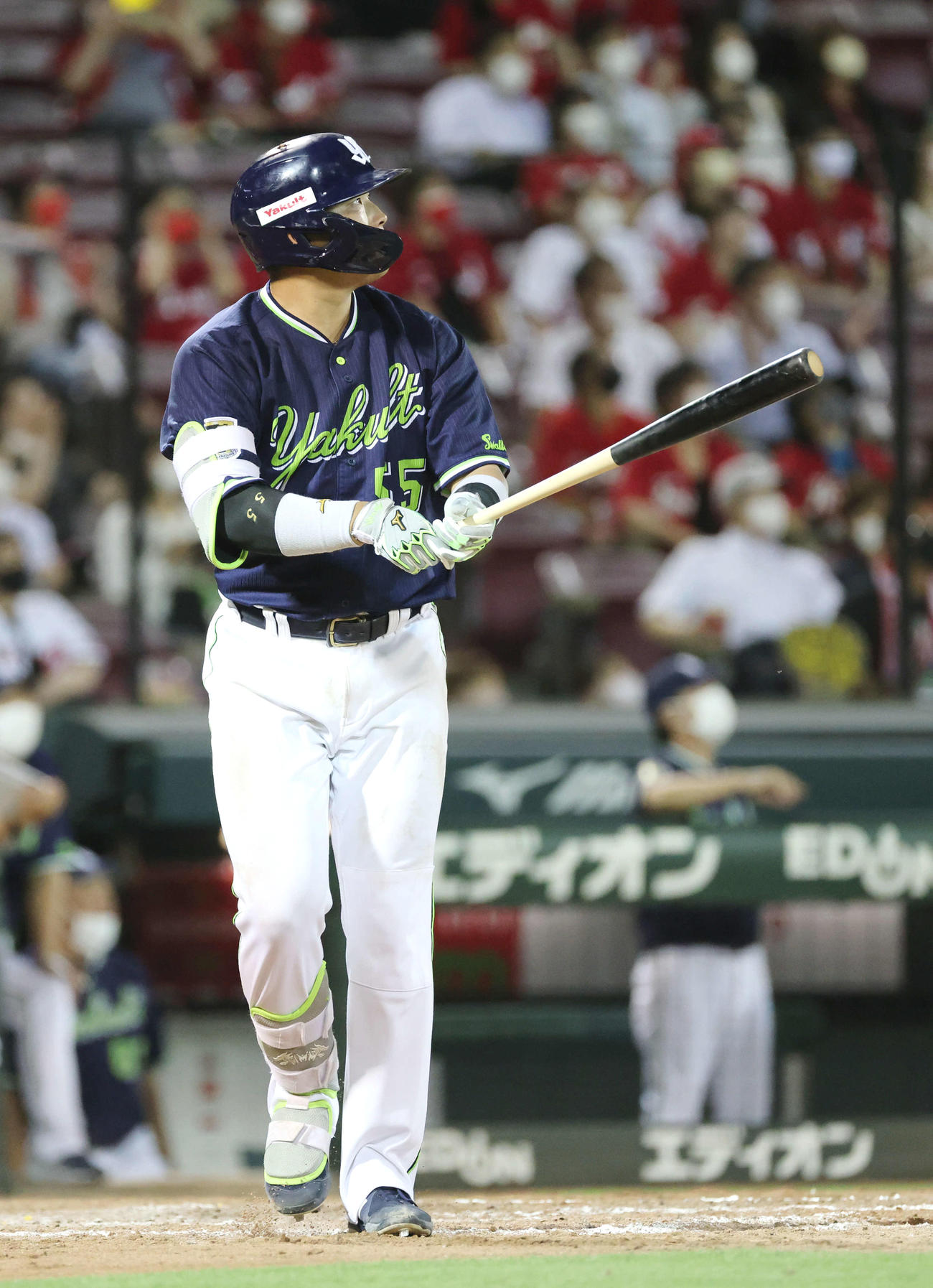 9回表ヤクルト無死一塁、29号2ランを放ち打球を見つめる村上（撮影・加藤孝規）