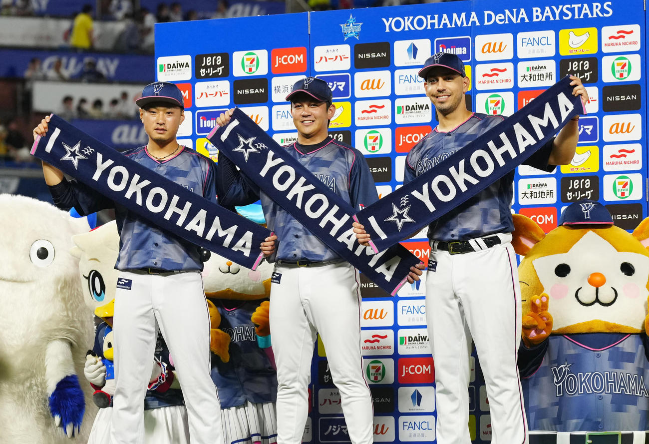 試合後、お立ち台で写真に納まる、左からDeNA石田、山崎、ソト（撮影・江口和貴）