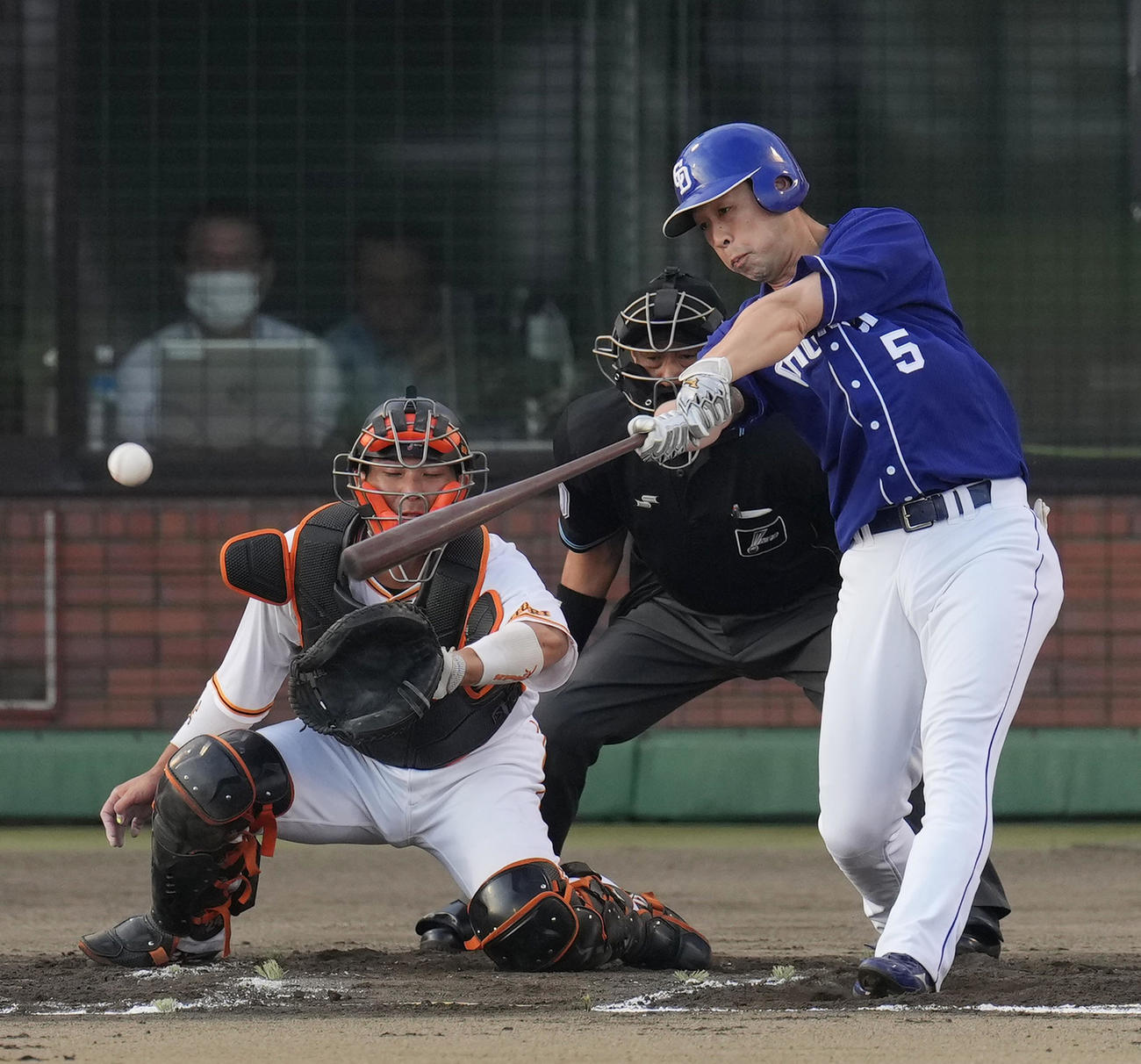 巨人対中日　1回表中日2死一、三塁、先制の中適時打を放つ阿部（撮影・菅敏）