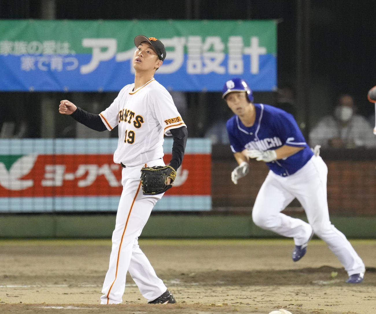 巨人対中日　5回表中日2死一、三塁、阿部（右）に同点の適時打を打たれる山崎伊（撮影・菅敏）