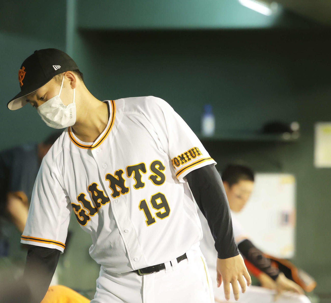 巨人対中日　中日に敗れ、浮かない表情で引き揚げる準備をする山崎伊織（撮影・河田真司）