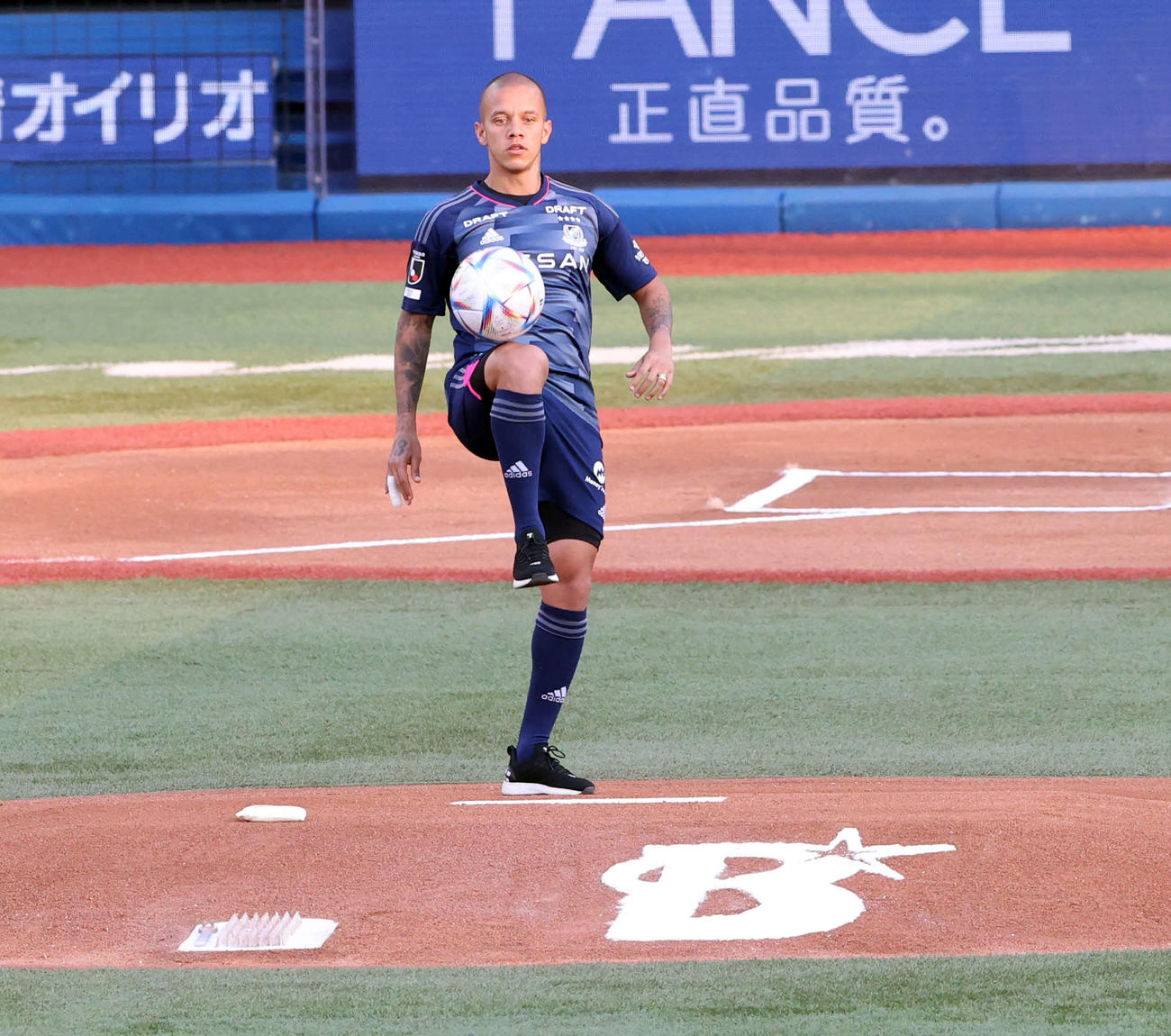 DeNA対阪神　試合前のセレモニアルピッチングに、リフティングしながら登場したJ1横浜マルコス・ジュニオール（撮影・浅見桂子）