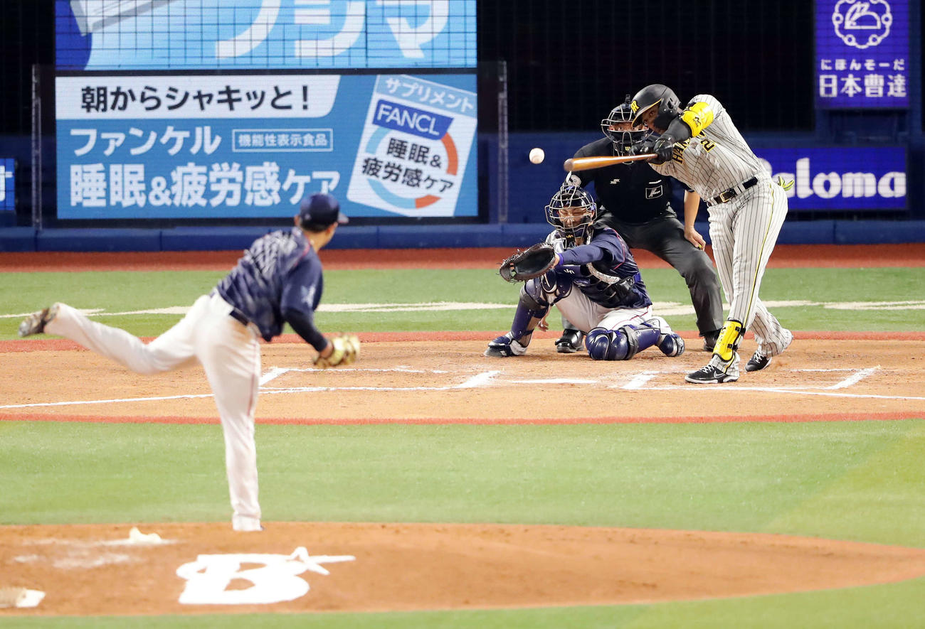 DeNA対阪神　6回表阪神2死二塁、ロハス・ジュニアは中前適時打を放つ。投手東（撮影・浅見桂子）