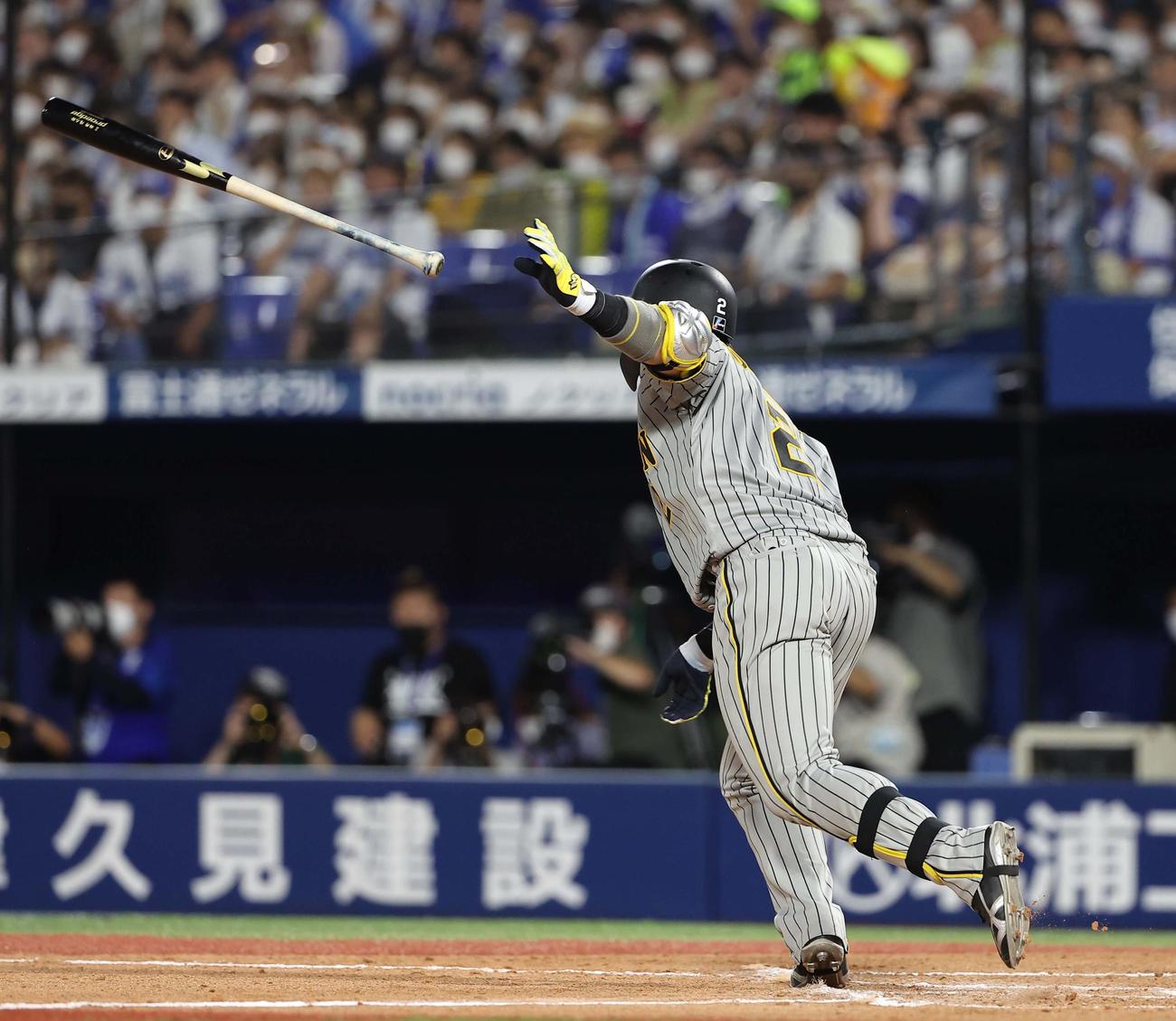 DeNA対阪神　8回表阪神1死三塁、梅野の二ゴロの間に植田海が勝ち越しの生還をする（撮影・上田博志）
