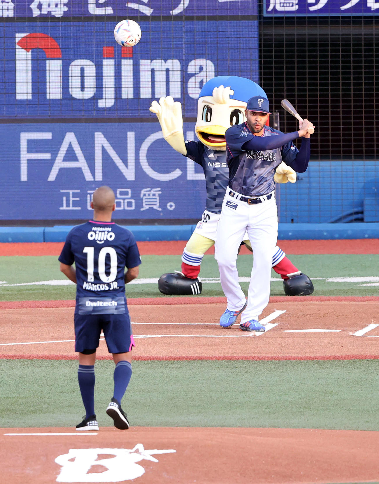 DeNA対阪神　試合前のセレモニアルピッチングでJ1横浜マルコス・ジュニオールが蹴ったボールを振るエドウィン・エスコバー（撮影・浅見桂子）