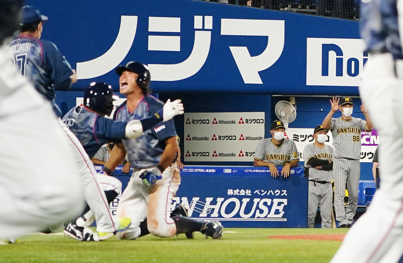 DeNA対阪神　9回裏、DeNA大田（手前左から3人目）のサヨナラ生還の判定にリクエストする矢野監督（後方右端）（撮影・江口和貴）