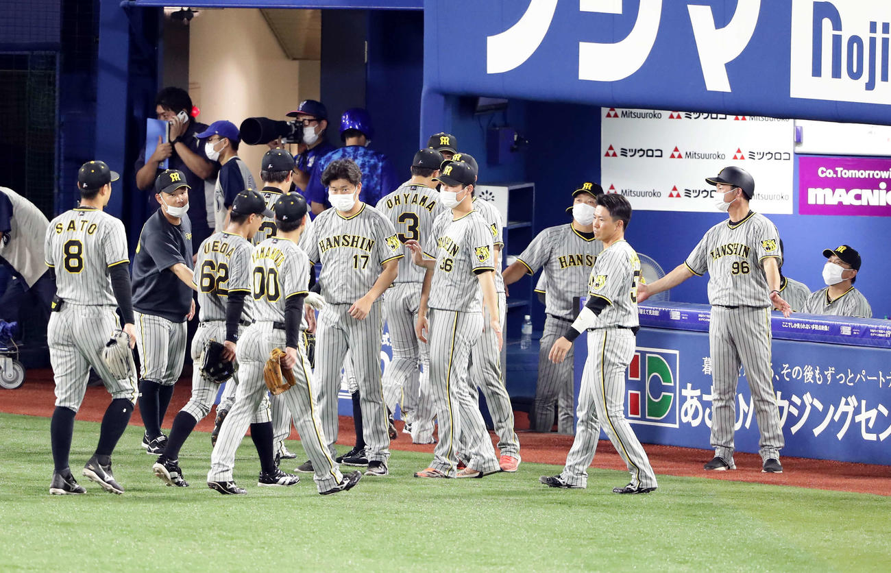 DeNA対阪神　9回裏DeNA2死一、二塁、嶺井にサヨナラ適時打を許して、がっくり引き揚げる阪神の選手たち（撮影・浅見桂子）