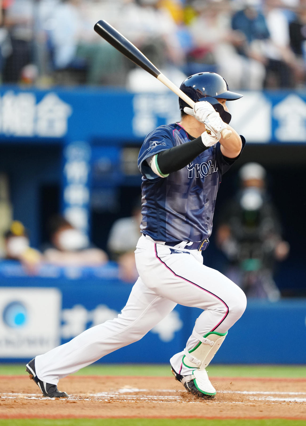 DeNA対阪神　1回裏DeNA無死一、二塁、中前に先制適時打を放つ佐野（撮影・江口和貴）