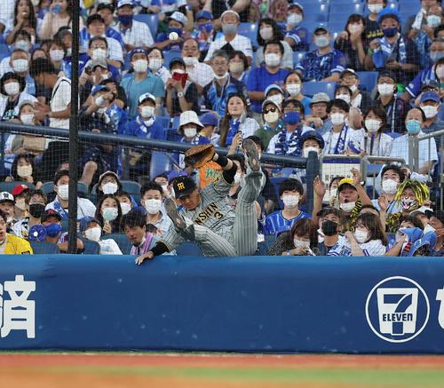 DeNA対阪神　2回裏DeNA2死一、二塁、牧のファウルを追い客席に飛び込みそうになる大山（撮影・上田博志）