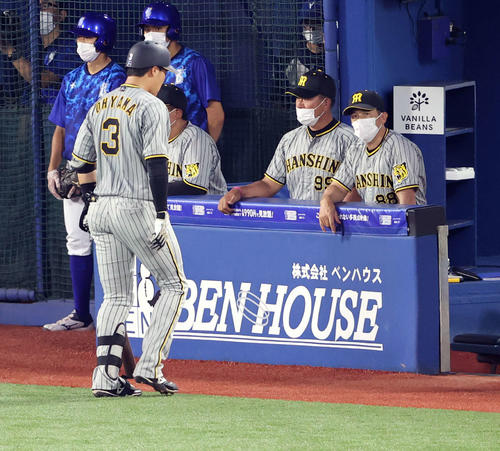 DeNA対阪神　4回表阪神無死、大山（手前）はは一邪飛に倒れ、矢野監督（右）の前をがっくり引き揚げる（撮影・浅見桂子）