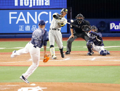 DeNA対阪神　7回表阪神2死、佐藤輝は右越えソロ本塁打を放つ。投手エスコバー（撮影・浅見桂子）
