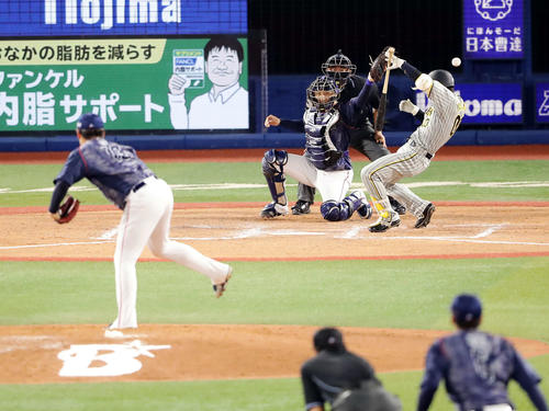 DeNA対阪神　8回表阪神無死一塁、頭部付近に来た暴投を避ける山本。投手伊勢（撮影・浅見桂子）