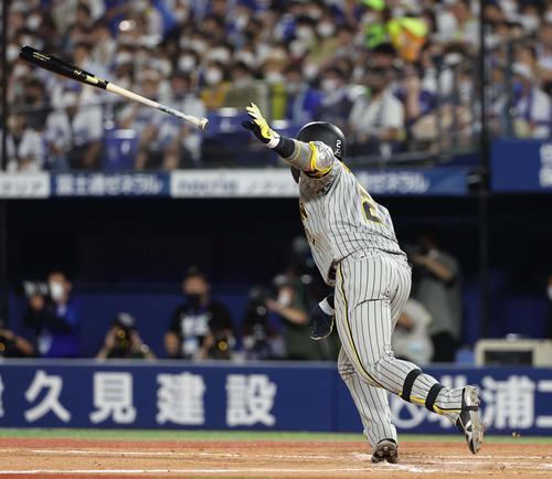 DeNA対阪神　8回表阪神1死三塁、梅野の二ゴロの間に植田海が勝ち越しの生還をする（撮影・上田博志）