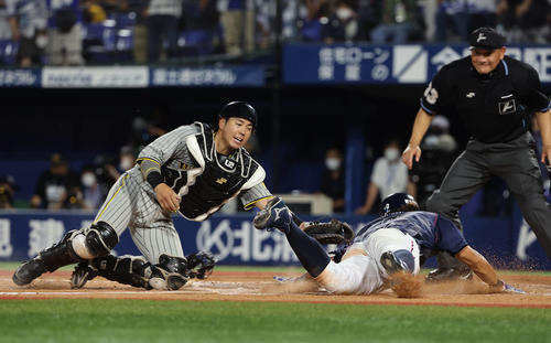 DeNA対阪神　9回裏DeNA2死一、二塁、梅野（左）は嶺井博希の適時打で生還を狙う大田にタッチできずサヨナラを許す（撮影・上田博志）