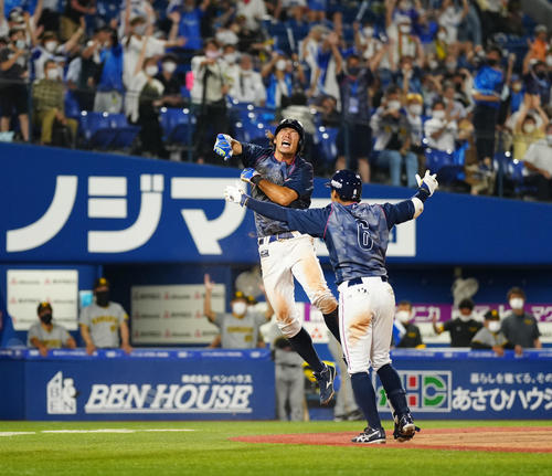 DeNA対阪神　9回裏DeNA2死一、二塁、嶺井のサヨナラ打で生還し歓喜する大田（左）（撮影・江口和貴）