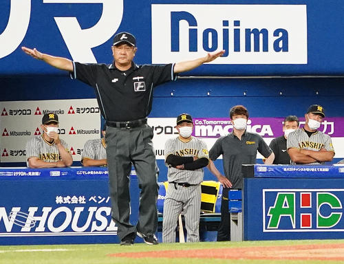 DeNA対阪神　9回裏、DeNA大田のサヨナラ生還の判定でリクエスト失敗し、ベンチで厳しい表情の矢野監督（左端）（撮影・江口和貴）