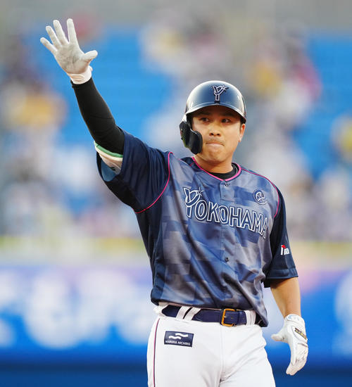 DeNA対阪神　1回裏DeNA無死一、二塁、先制適時打を放ち、ベンチに向かいポーズを決める佐野（撮影・江口和貴）