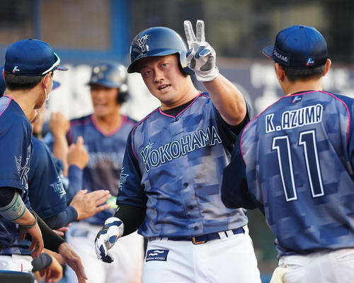 DeNA対阪神　1回裏DeNA1死一、三塁、宮崎の2点適時二塁打で生還しベンチ前でポーズを決める牧（撮影・江口和貴）