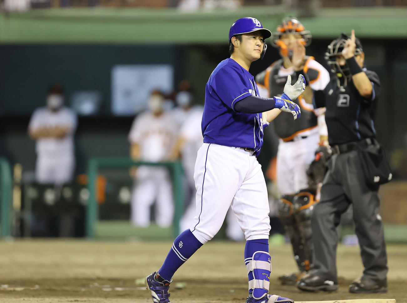 巨人対中日　10回表中日無死満塁、押し出しの死球を受ける三ツ俣（撮影・垰建太）