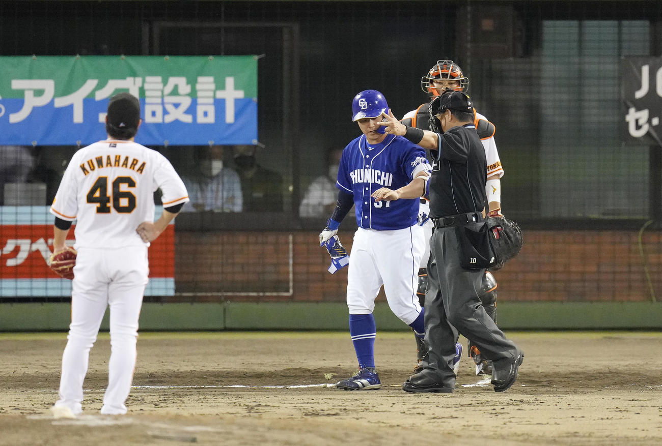 巨人対中日　10回表中日無死満塁、死球を受ける三ツ俣（左から2人目）。投手鍬原（撮影・菅敏）