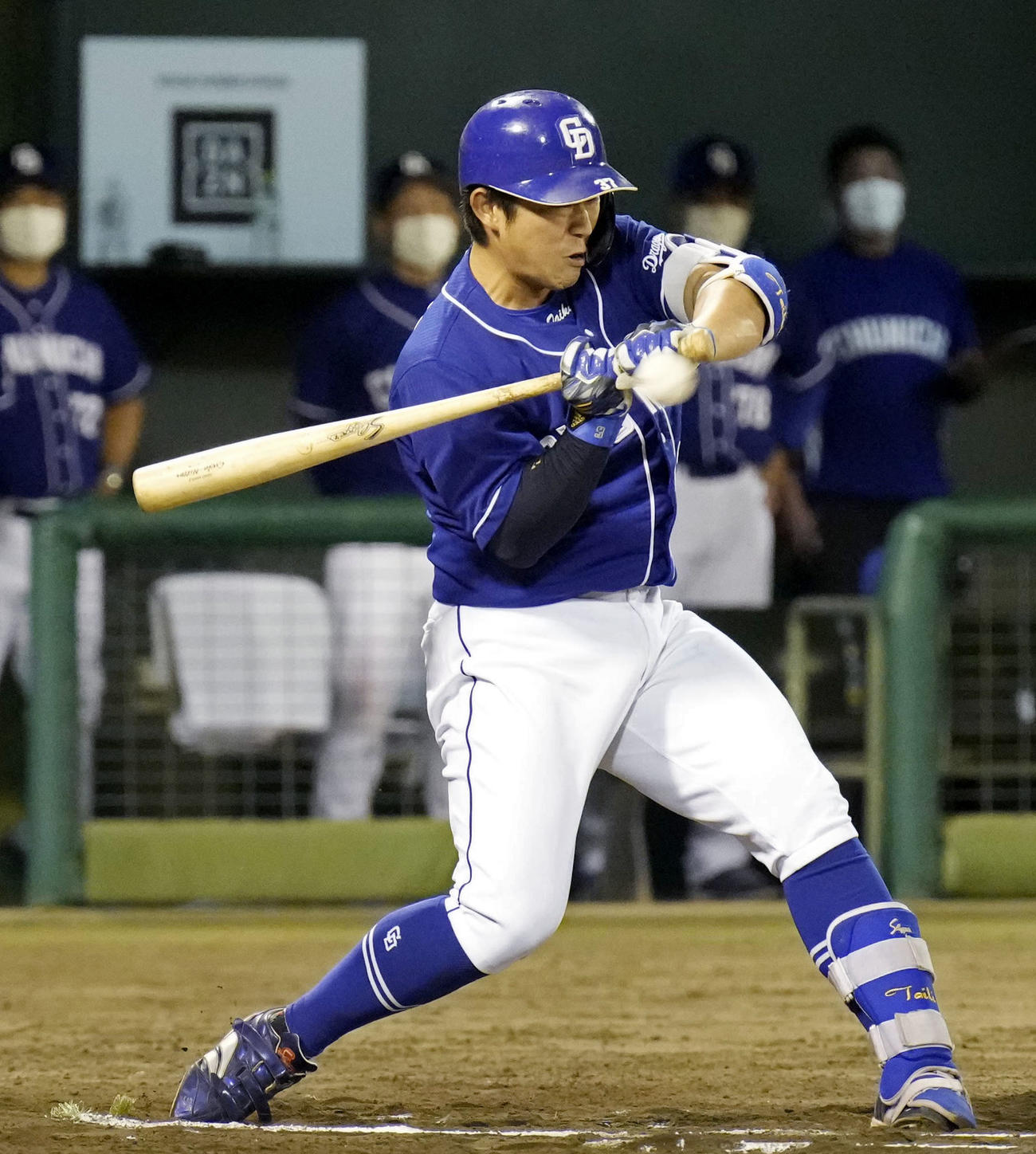 10回中日無死満塁、代打三ツ俣が勝ち越しとなる押し出し死球を受ける（共同）