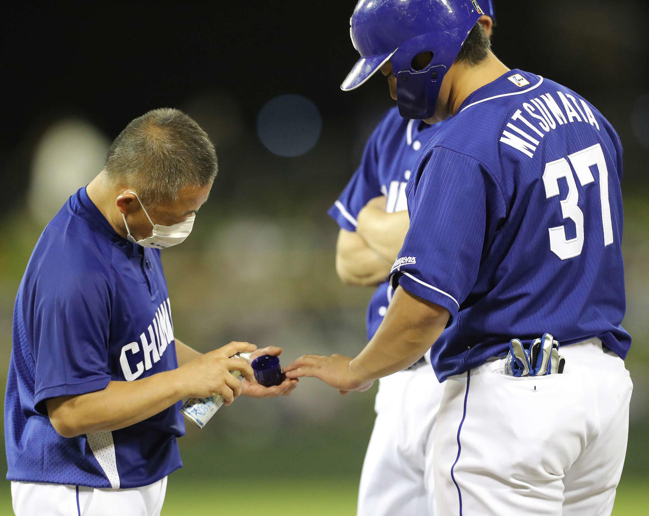 巨人対中日　10回表中日無死満塁、死球で押し出しとなり、塁上でアイシングする三ツ俣（右）（撮影・河田真司）