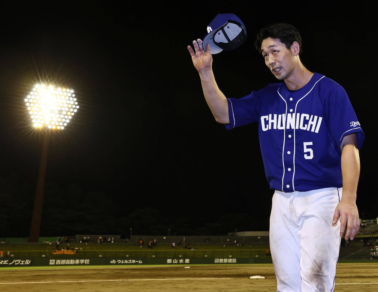 巨人対中日　巨人に勝利しヒーローの中日阿部はスタンドのファンに応える（撮影・垰建太）