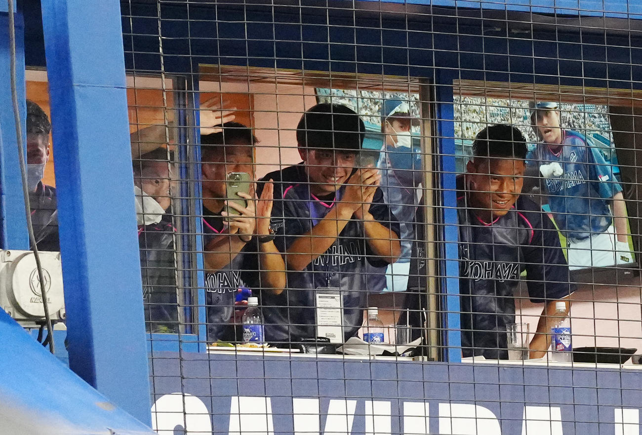 DeNA対阪神　試合後、DeNA山崎に拍手を送るJリーグ横浜の選手たち（撮影・江口和貴）
