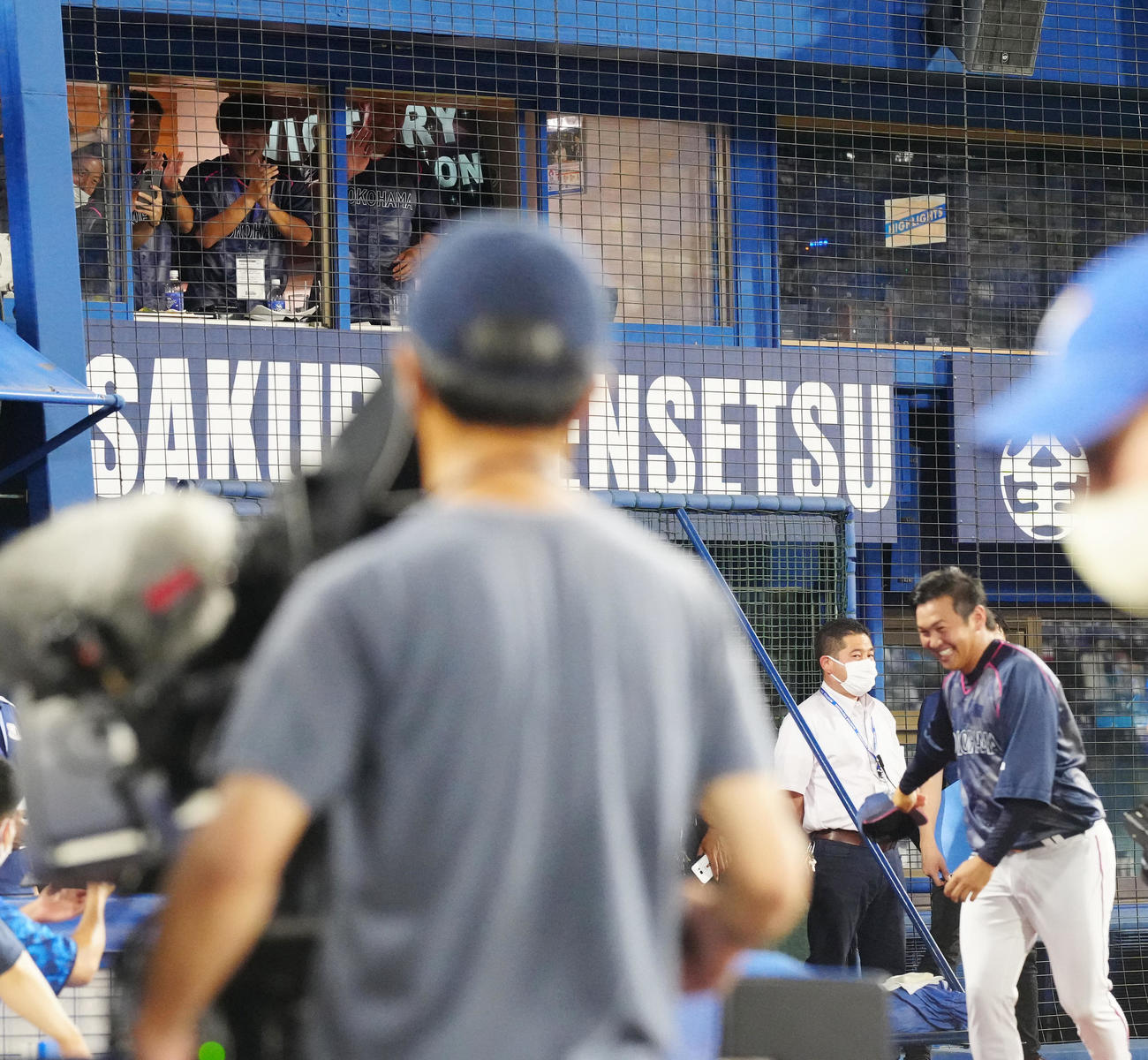 DeNA対阪神　試合後、DeNA山崎（手前右）に拍手を送るJリーグ横浜の選手たち（撮影・江口和貴）